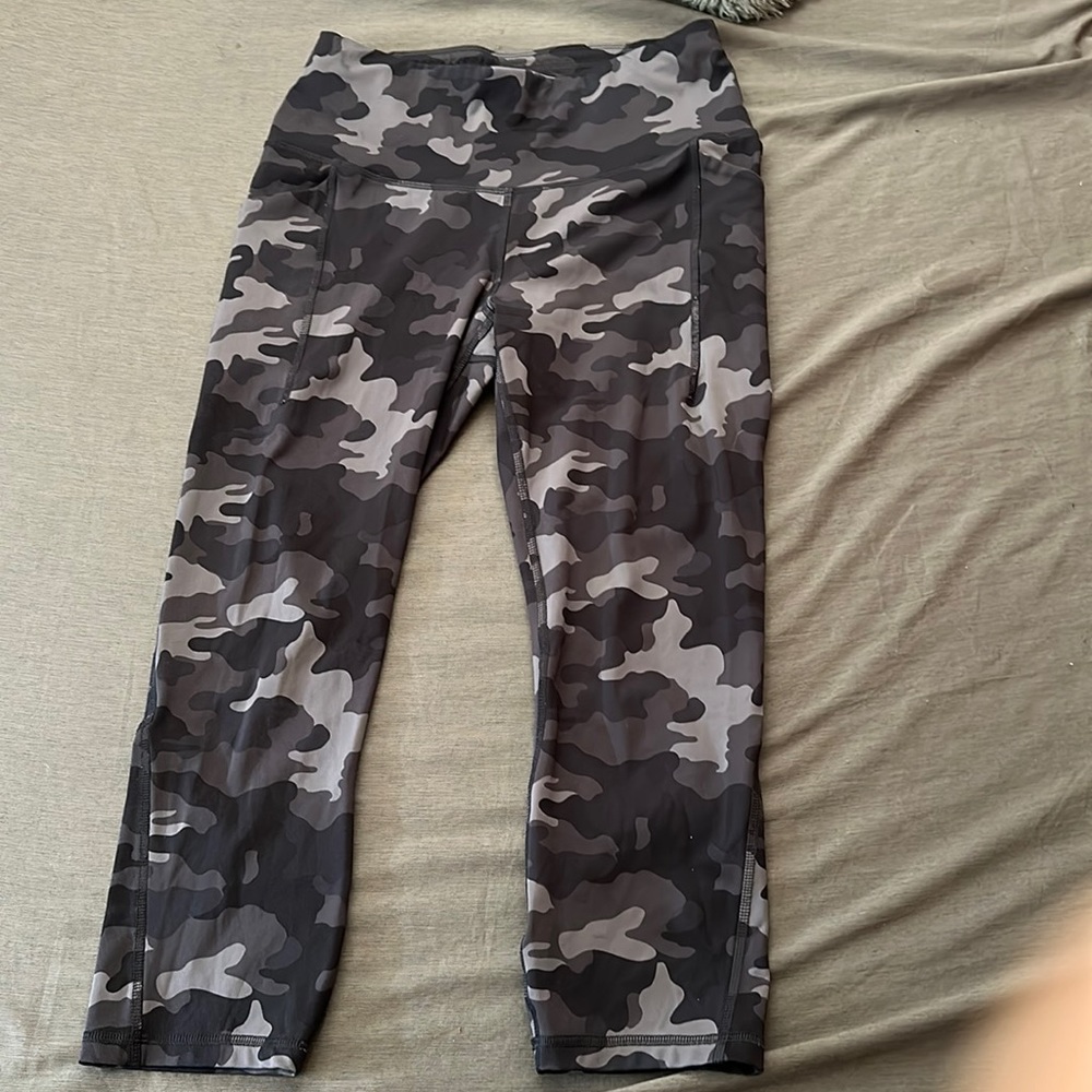 Black camo all in motion leggings size medium large pockets for phone